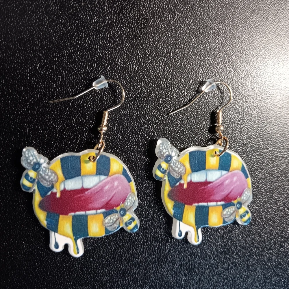 Lip Earrings w Bee Accents (NWOT) - Picture 2 of 2
